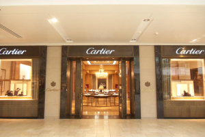 Ein Hotel mit einer Glastür in der Mitte, das einen Tisch enthält.