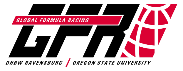 Plakat mit der Aufschrift "Global Formula Racing" und dem Logo der Oregon State University, das einen blauen und weißen Kreis mit einem Rennwagen in der Mitte enthält.