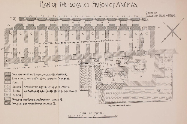 Detailierter architektonischer Plan des Anemas-Gefängnisses, der Räume, Gänge, Fenster, Türen und strukturelle Anmerkungen auf Papier zeigt.