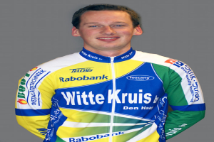 Ein Sportler posiert für ein Foto und trägt ein Hemd mit den Namen verschiedener Sponsorenunternehmen.