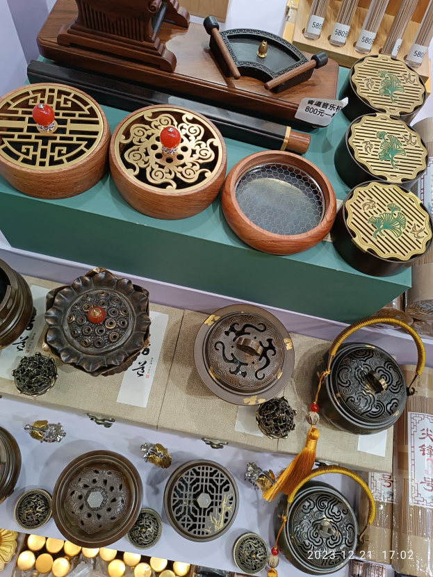 Ein Tisch mit verschiedenen chinesischen Räucherstäbchen, Schachteln und Papieren, die wahrscheinlich mit einem chinesischen Neujahrsfest zusammenhängen.