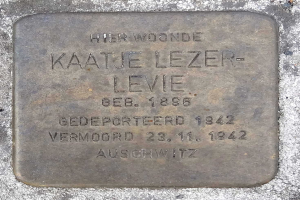 Steintafel an der Seite eines Gebäudes mit der Inschrift "Kaatje Lezer-Levie", die Kaiser Lezer Levie gedenkt.
