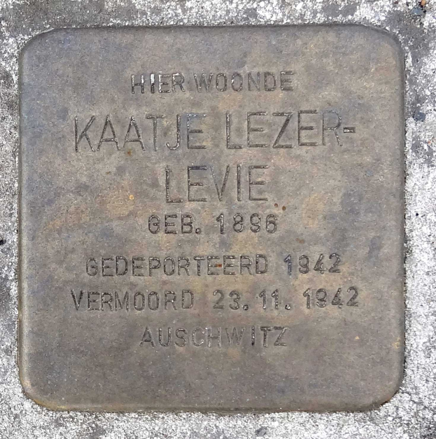 Steintafel an der Seite eines Gebäudes mit der Inschrift "Kaatje Lezer-Levie", die Kaiser Lezer Levie gedenkt.