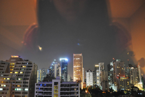 Gebäude werden nachts mit Lichtern beleuchtet.