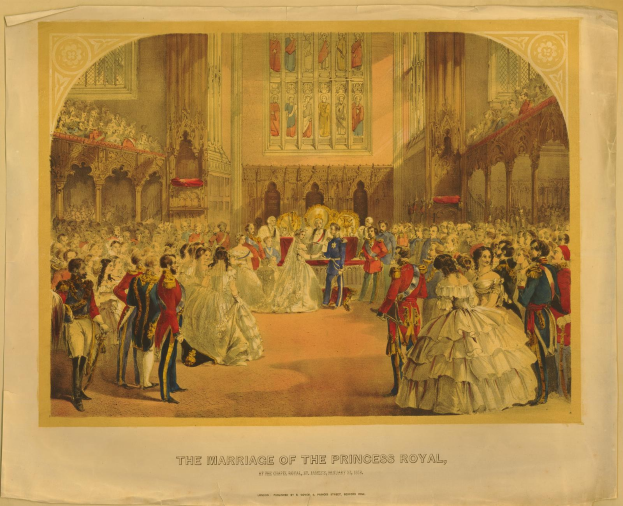 Gruppe von Menschen, die vor einer Wand mit gerahmten Fotos stehen, mit Text 'Die Hochzeit der Princess Royal' unten.