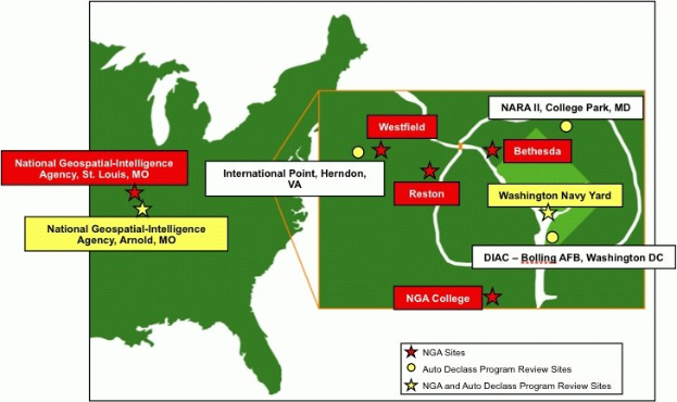 Eine detaillierte Karte der Vereinigten Staaten, die die Standorte der National Geospatial Intelligence Agency mit geografischen Merkmalen und fettem, zentriertem Text hervorhebt.