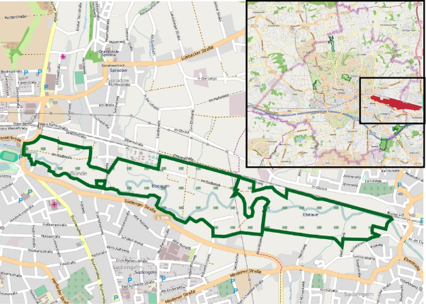 Karte einer Stadt, die in zwei Abschnitte unterteilt ist: Der obere Teil zeigt Straßen und Sehenswürdigkeiten mit einer grünen Linie, die die Route einer Fahrradtour anzeigt, der untere Teil enthält Details wie Start-/Endpunkte, Dauer und Sehenswürdigkeiten.
