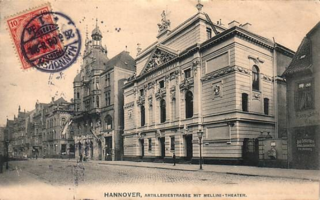 Alte Ansichtskarte von Hannover, Deutschland, die eine Stadtstraße mit Gebäuden, Straßenlaternen, Menschen, die spazieren gehen, und einem Himmel im Hintergrund zeigt, mit Text und einer Briefmarke unten.