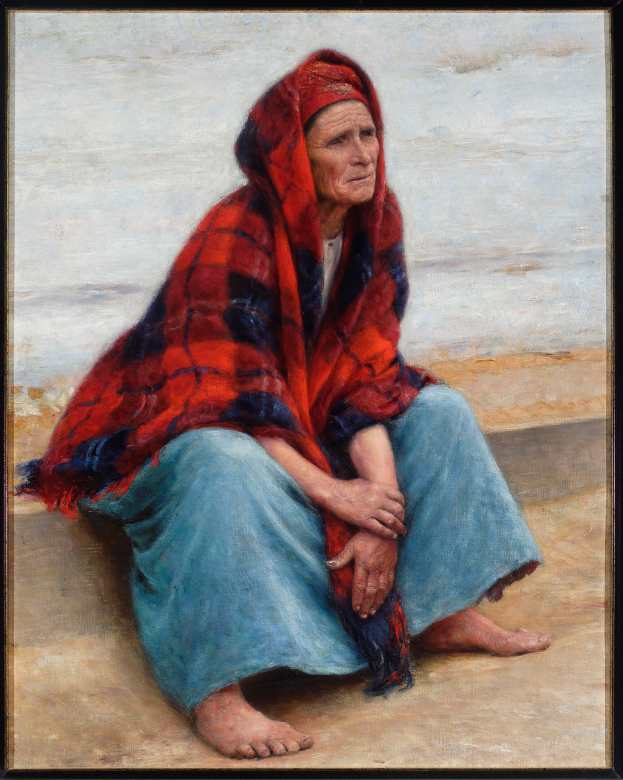 Eine alte Frau sitzt am Strand bei Sonnenuntergang, trägt ein helles Kleid und hat ihr Haar zu einem Dutt gebunden, die Augen geschlossen und die Hände im Schoß ruhend, alles innerhalb eines Foto Rahmens.