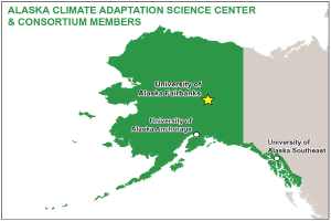 Plakat mit dem Titel "Alaska Climate Adaptation Science Center & Consortium Members" mit einer Karte von Alaska und grünen Schattierungen, die den Klimawandel anzeigen, und fetter schwarzer zentrierter Text.