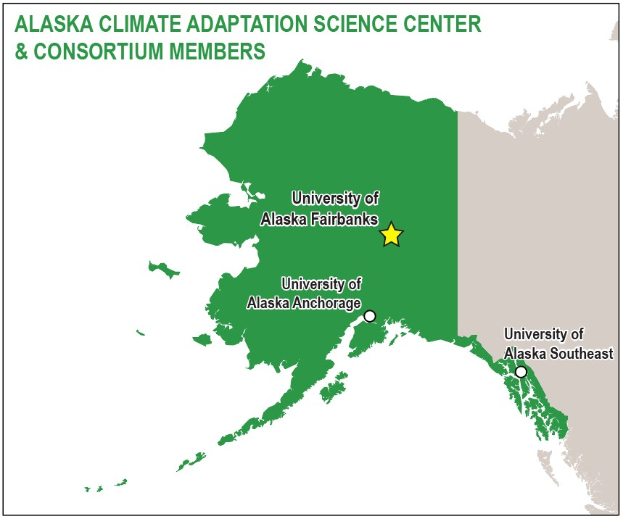 Plakat mit dem Titel "Alaska Climate Adaptation Science Center & Consortium Members" mit einer Karte von Alaska und grünen Schattierungen, die den Klimawandel anzeigen, und fetter schwarzer zentrierter Text.