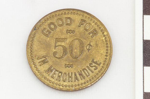 Eine Goldmünze mit der Aufschrift "Gut für 50 in Waren" auf einem weißen Hintergrund.