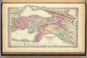 Ein altes Buch mit einer detaillierten Karte von Türkei und den umliegenden Regionen, begleitet von Text über geografische Merkmale und Orte.