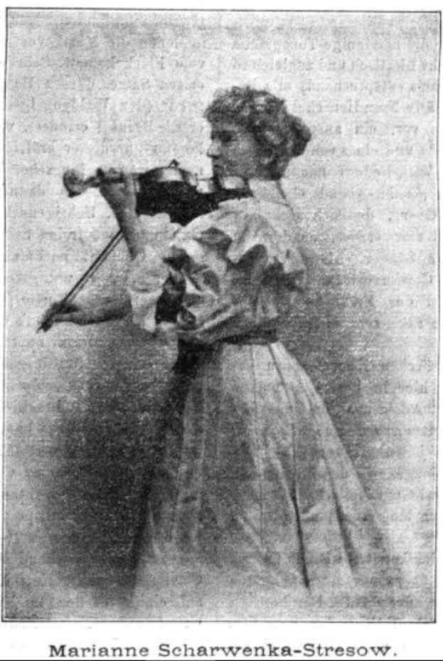 Eine Frau in einem weißen Kleid spielt Geige, ihre Augen sind geschlossen, mit dem Text "Marianne Scharwenka-Stresow" unten.