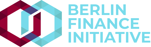 Das Logo der Berlin Finance Initiative zeigt einen blauen Kreis mit einer weißen Umrandung und einem weißen "B" in der Mitte, umgeben von einem weißen Ring mit einem blau-weißen Karomuster, alles auf einem weißen Hintergrund mit der Aufschrift "Berlin Finance Initiative" in fetter schwarzer Schrift.