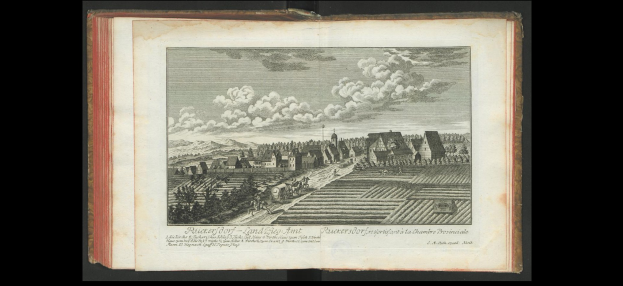 Offenes Buch mit dem Titel "Landschaft des Rhein-Westerwalds" (1805) mit einer Dorfillustration mit Häusern, Bäumen, Hügeln und Wolken.